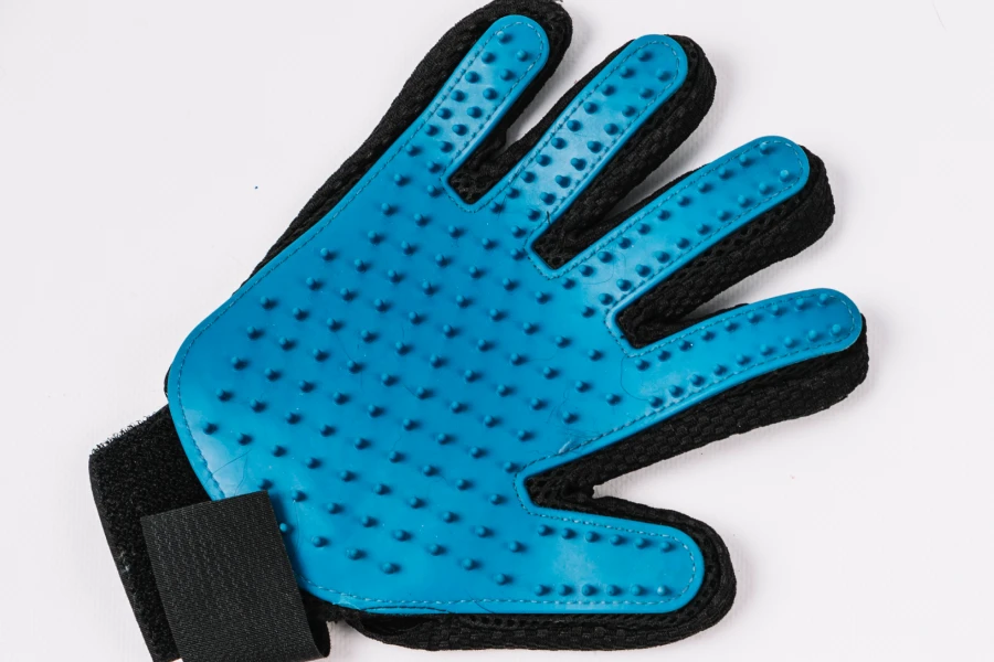 Pet Coat Grooming and Deshedding Glove